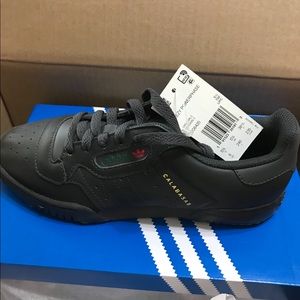 Black yeezy powerphase mens size 6